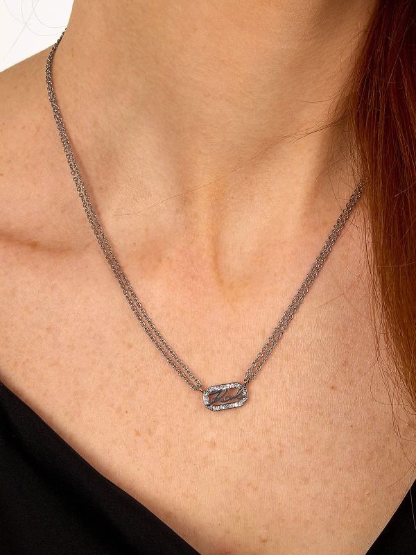 Karl Lagerfeld CRYSTALS ogrlica KLAYC13 – dupli lančić u boji srebra sa centralnim priveskom sa pavé cirkonima i KARL logom. Dužina 40+5 cm.