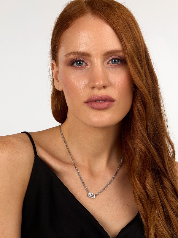 Karl Lagerfeld CRYSTALS ogrlica KLAYC13 – dupli lančić u boji srebra sa centralnim priveskom sa pavé cirkonima i KARL logom. Dužina 40+5 cm.
