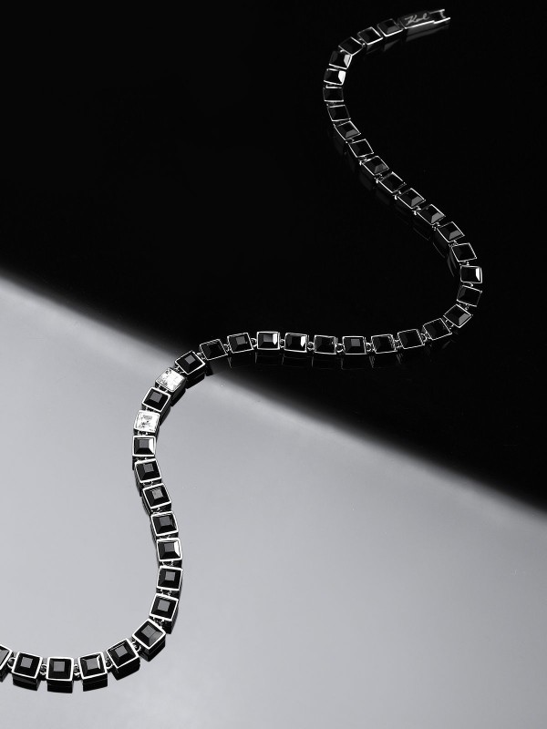 Karl Lagerfeld CRYSTALS ogrlica KLAYC05 – ženska tenis ogrlica od nerđajućeg čelika u boji srebra sa crnim kristalima i dva centralna providna kristala. Dužina 40+2 cm.
