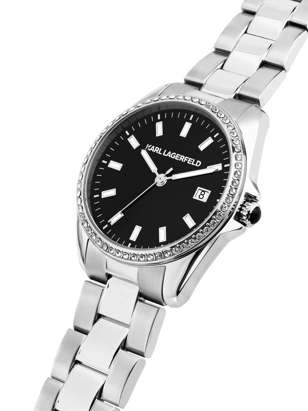 Karl Lagerfeld ROUND ESSENTIALS sat R0553101511 – elegantan ženski sat od nerđajućeg čelika u boji srebra sa crnim sunray brojčanikom i kristalima na koroni. Multifunkcijski prikaz datuma, vodootpornost do 50 m.