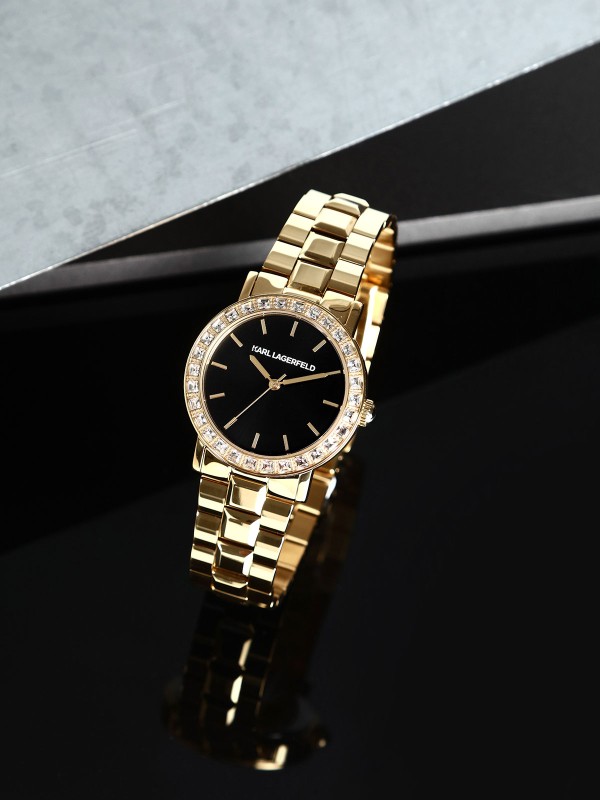 Karl Lagerfeld CRYSTALS sat R0553100508 – elegantan ženski sat od nerđajućeg čelika u boji žutog zlata sa crnim brojčanikom i cirkonima. Vodootpornost do 50 m.