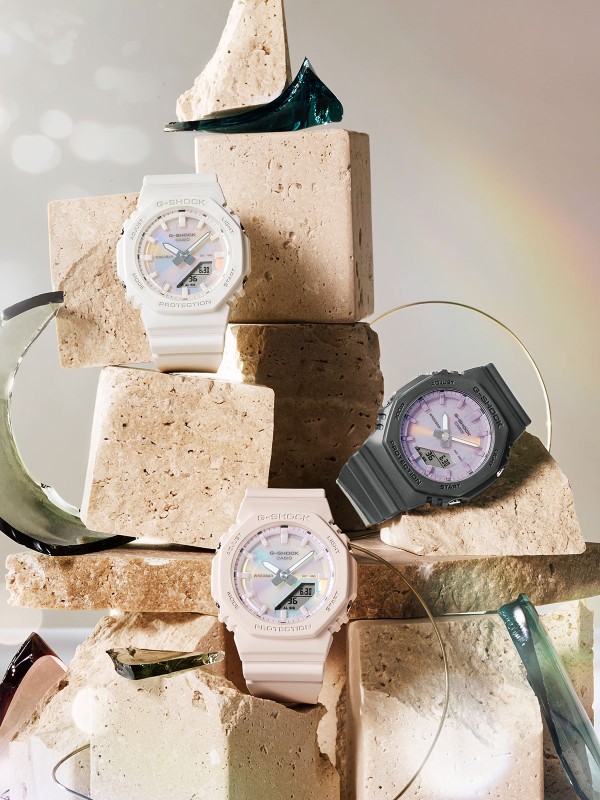 G‑SHOCK GMA‑P2100PC‑7AER – kompaktan ženski analogno‑digitalni sportski sat dimenzija 46 × 40 mm u elegantnoj beloj boji sa polarizovanim brojčanikom koji menja sjaj pod različitim uglom. Vodo­otporan do 200 m, super osvetljenje, mikroštop, tajmer, svetovno vreme, 5 alarma, dugme ton zvuka ON/OFF i otporan na udarce.