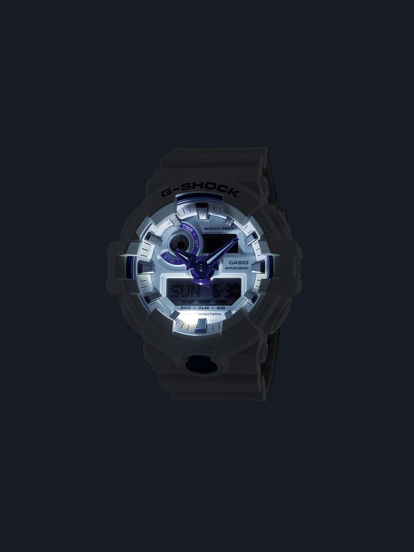 G‑SHOCK GA-700HDS-7AER – muški analogno-digitalni sat bež kućišta sa plavim fosforescentnim detaljima, otporan na udarce i vodootporan do 200 m. Elegantna kombinacija dnevne i noćne palete.