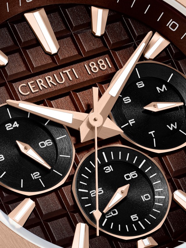 CERRUTI 1881 RAZZUOLO CIWGQ0073404 – sportski sat upečatljivog dizajna sa braon gradijent brojčanikom, osmougaonom koronom u boji roze zlata i crnim zavrtnjima. Udobna crna silikonska narukvica sa kariranim uzorkom i vodootpornost do 50m čine ga savršenim za stilizovane i aktivne muškarce.