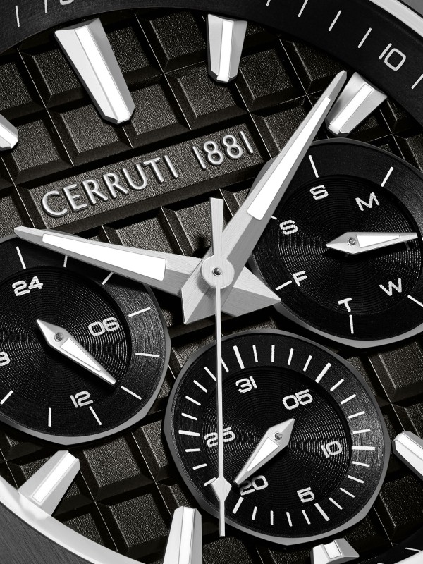 CERRUTI 1881 RAZZUOLO CIWGQ0073401 – sportski muški sat sa upečatljivim crnim gradijent brojčanikom i trostrukim podbrojčanicima, izrađen od nerđajućeg čelika sa IP crnom koronom i kariranim detaljima. Silikonska narukvica u crnoj boji i vodootpornost do 50m dodatno naglašavaju njegov dinamičan karakter.