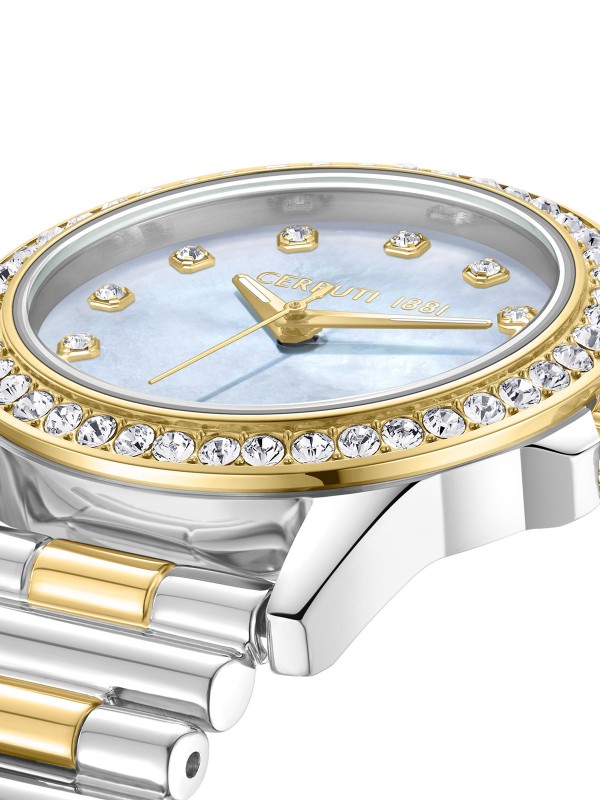CERRUTI 1881 TURCHINO CIWLH0051902 – elegantan ženski sat sa okruglim kućištem u boji srebra, korona u boji žutog zlata ukrašena cirkonima po ivicama. Brojčanik od belog sedefa sa cirkonima na markerima i narukvica od nerđajućeg čelika u kombinaciji srebra i žutog zlata daju ovom satu sofisticiranu notu i ženstveni sjaj.