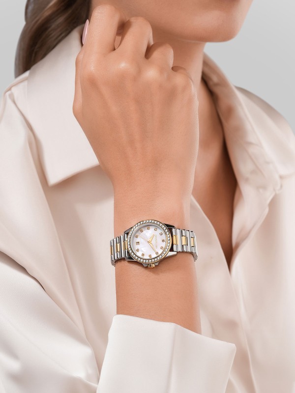 CERRUTI 1881 TURCHINO CIWLH0051902 – elegantan ženski sat sa okruglim kućištem u boji srebra, korona u boji žutog zlata ukrašena cirkonima po ivicama. Brojčanik od belog sedefa sa cirkonima na markerima i narukvica od nerđajućeg čelika u kombinaciji srebra i žutog zlata daju ovom satu sofisticiranu notu i ženstveni sjaj.