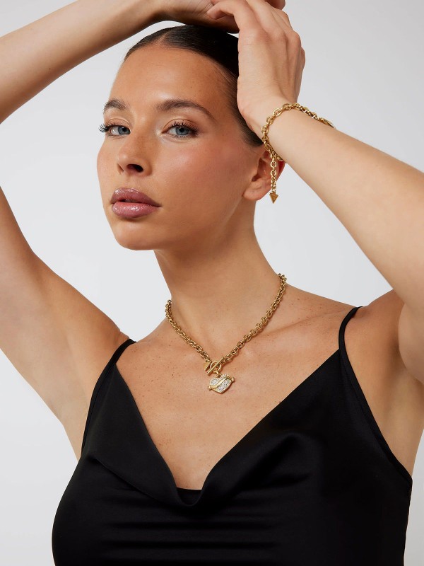 Guess VINTAGE ogrlica u boji žutog zlata sa priveskom srca ukrašenim cirkonima. Topao, luksuzan akcenat koji naglašava ženstvenost i eleganciju.