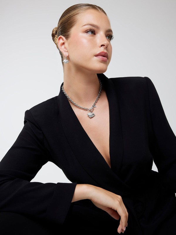 Guess VINTAGE ogrlica u boji srebra sa priveskom u obliku srca ukrašenim cirkonima. Klasičan, romantičan i uvek moderan detalj za svaki stil.