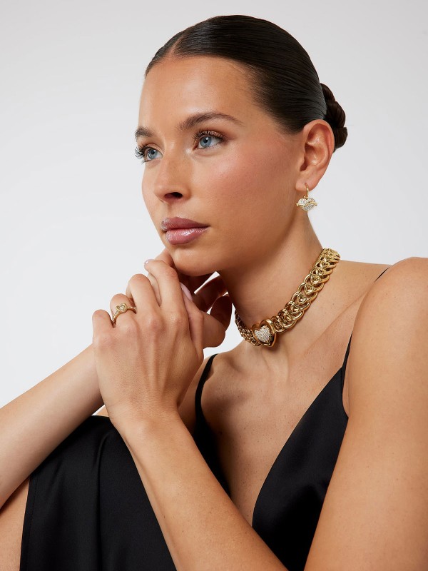 Guess VINTAGE GUESS viseće minđuše u boji žutog zlata, alka sa priveskom srca ukrašenim cirkonima. Moderan, romantičan i elegantan modni detalj.