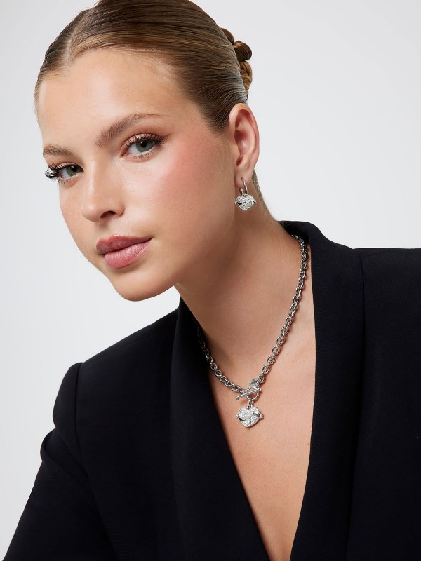 Guess VINTAGE GUESS viseće minđuše u boji srebra, alka sa priveskom srca ukrašenim cirkonima. Moderan i romantičan detalj za svaki dan.