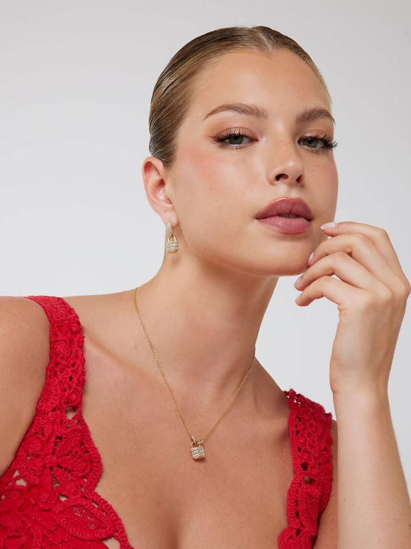 Guess MY SECRET ženske minđuše u boji žutog zlata, alke sa visećim katancom ukrašenim pavé cirkonima. Moderan i efektan detalj koji podiže svaki outfit.