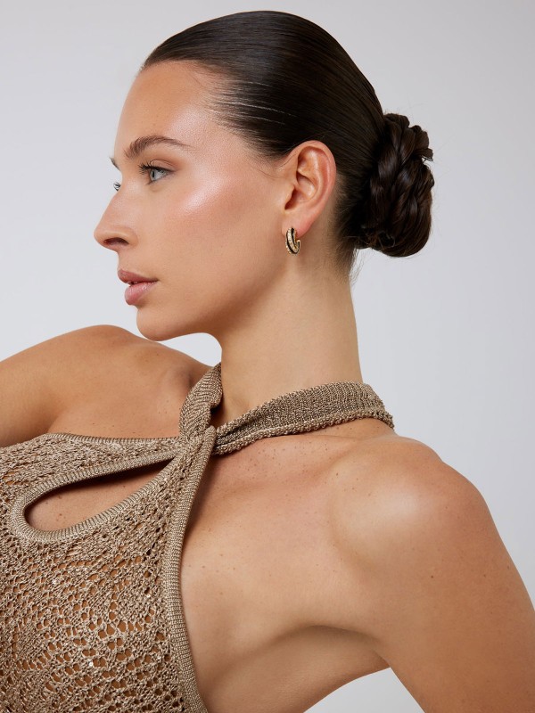 Guess LE MIRAGE ženske male alke u boji žutog zlata, ukrašene crnim emajlom i cirkonima. Elegantne i sofisticirane minđuše koje podižu svaku kombinaciju.