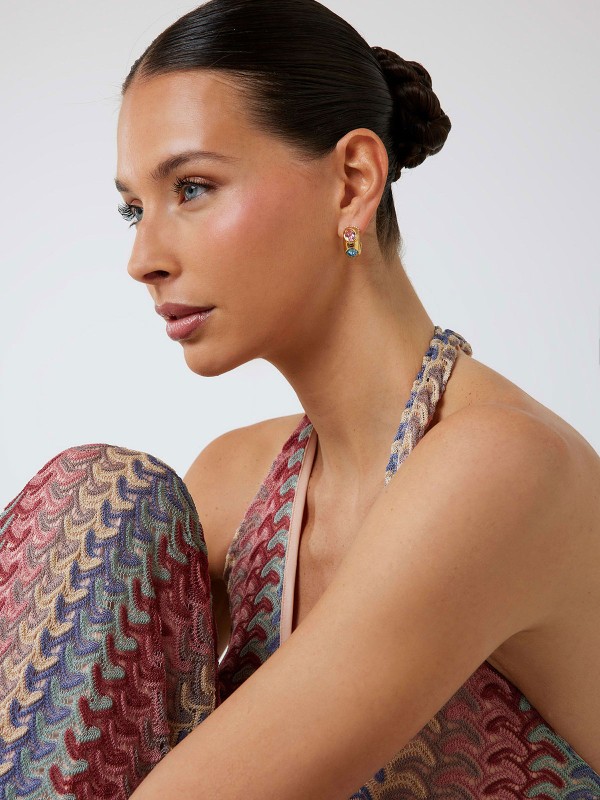 Guess Mamounia ženske male alke u boji žutog zlata sa raznobojnim kristalima. Elegantne, moderne i idealne za svakodnevni ili večernji stil.