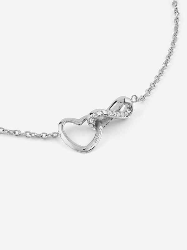 Guess Iconique ženska narukvica u boji srebra sa motivom beskonačnosti ukrašenim cirkonima i nežnim srcem. Moderan, romantičan detalj koji ističe eleganciju svakog stila.