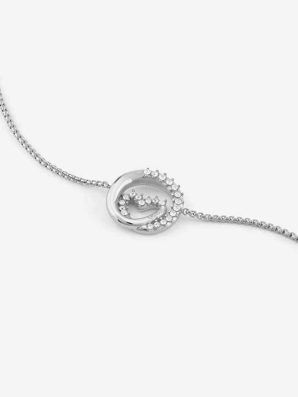 Guess Iconique ženska narukvica u boji srebra sa uvijenim srcem ukrašenim cirkonima. Elegantna i savremena narukvica koja ističe stil i profinjenost u svakoj prilici.