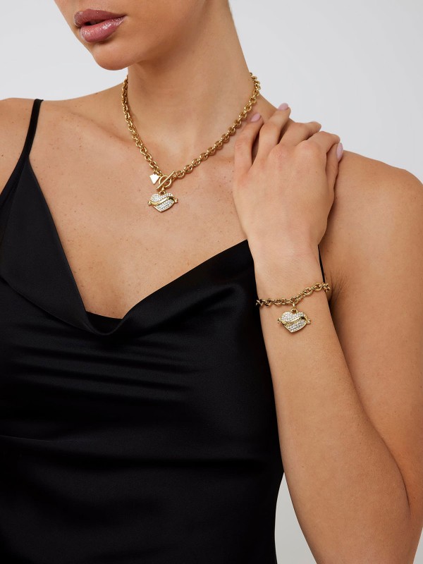 Guess Vintage Guess ženska narukvica u boji žutog zlata, ukrašena visećim srcem sa cirkonima. Moderan i romantičan detalj koji unosi ženstvenost u svaku kombinaciju.