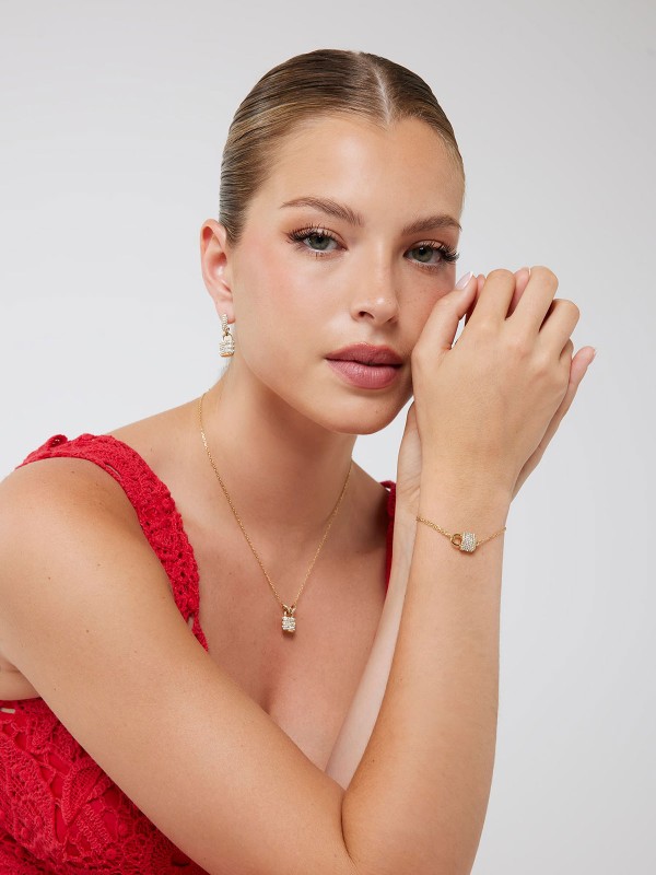 Guess MY SECRET JUBB05418JWYGS ženska narukvica u boji žutog zlata, izrađena od nerđajućeg čelika, sa elegantnim katancem ukrašenim cirkonima. Podesiva dužina 14,6 + 3,8 cm.