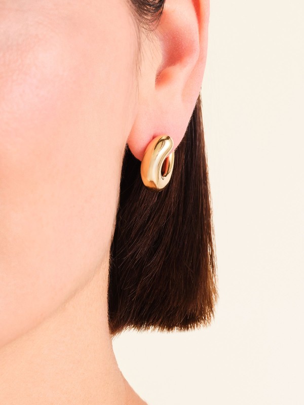 Rosefield Swirl Studs ženske minđuše u boji žutog zlata, elegantan uvijeni dizajn od nerđajućeg čelika. Modern detalj za svaki stil.