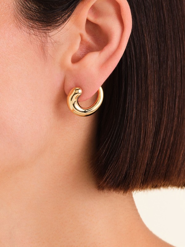 Rosefield Swirl Studs ženske minđuše u boji žutog zlata, elegantan uvijeni dizajn od nerđajućeg čelika. Modern detalj za svaki stil.