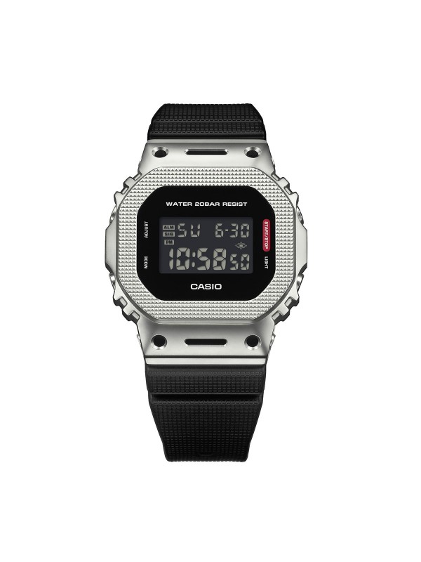 G-SHOCK GM-5600M-1ER muški digitalni sat sa čeličnom koronom i crnom gumenom narukvicom. Izdržljiv, moderan i otporan na udarce – idealan za sportski stil.