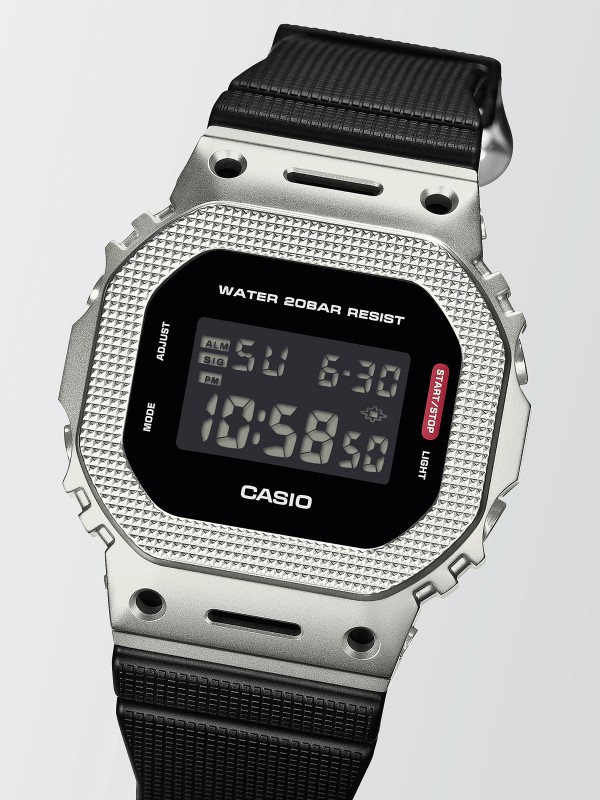 G-SHOCK GM-5600M-1ER muški digitalni sat sa čeličnom koronom i crnom gumenom narukvicom. Izdržljiv, moderan i otporan na udarce – idealan za sportski stil.