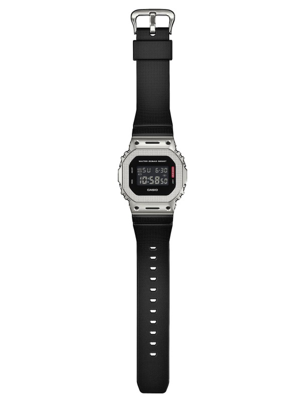 G-SHOCK GM-5600M-1ER muški digitalni sat sa čeličnom koronom i crnom gumenom narukvicom. Izdržljiv, moderan i otporan na udarce – idealan za sportski stil.