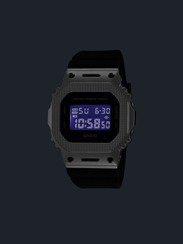 G-SHOCK GM-5600M-1ER muški digitalni sat sa čeličnom koronom i crnom gumenom narukvicom. Izdržljiv, moderan i otporan na udarce – idealan za sportski stil.