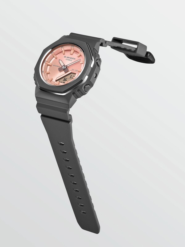 G-SHOCK GMA-P2110SC-4AER ženski sportski sat u tamno sivoj boji sa svetlo roze brojčanikom. Lagani model, izdržljiv, vodootporan do 200m, idealan za svaki dan.