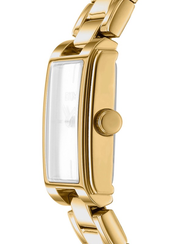 DKNY DK1L121M0065 elegantni ženski sat pravougaonog oblika u boji žutog zlata, sa zlatnim brojčanikom i čeličnom narukvicom. Klasičan i luksuzan dizajn.