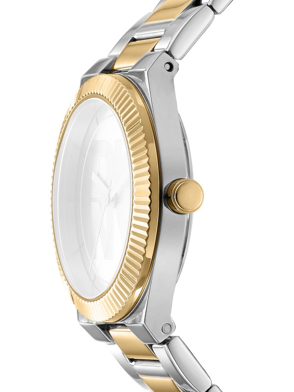 DKNY DK1L102M0245 trend ženski sat u kombinaciji srebra i žutog zlata sa cirkonima i DKNY logotipom. Čelična narukvica i vodootpornost do 50m.