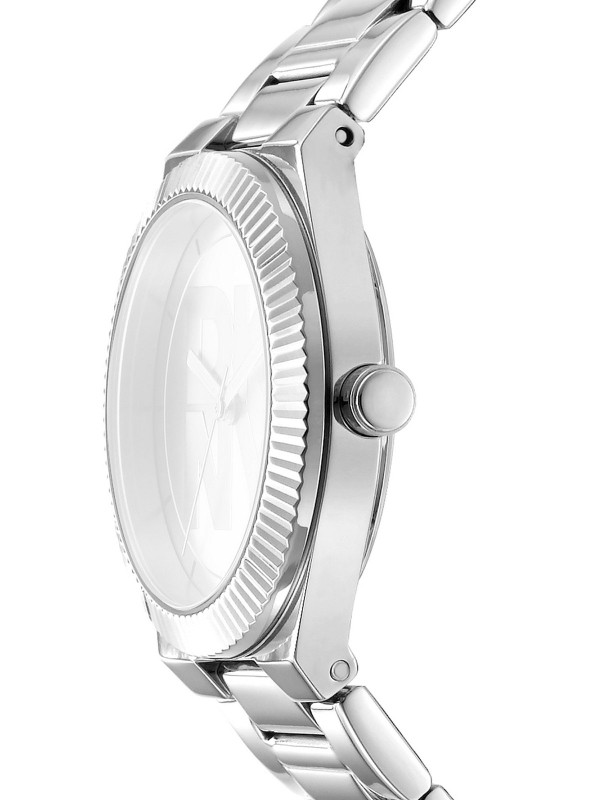 DKNY DK1L102M0215 trend ženski sat u boji srebra sa cirkonima i DKNY logotipom. Čelična narukvica, kvarcni mehanizam i vodootpornost do 50m.