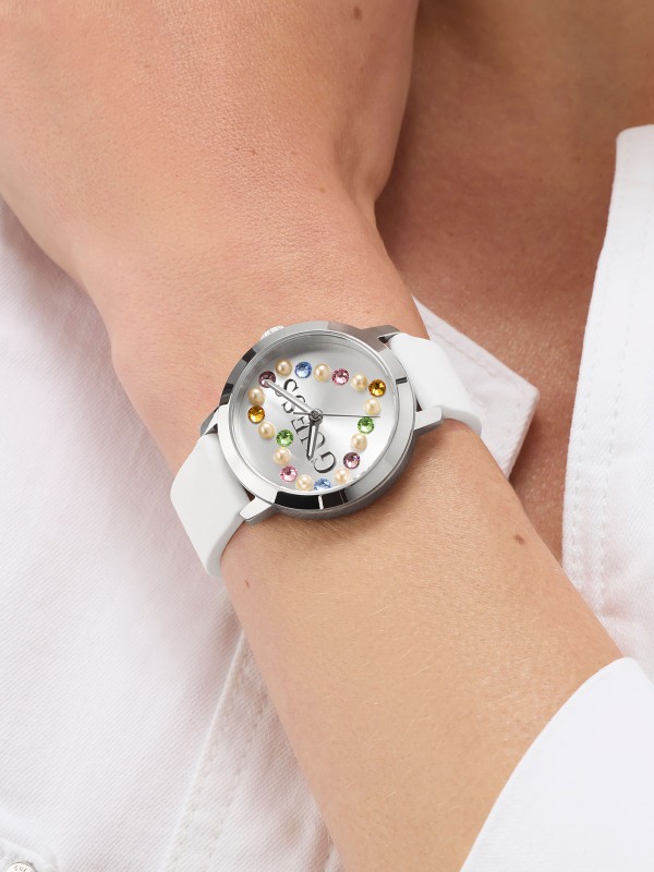 Guess Devotion GW0998L1 ženski sat u boji srebra sa belom silikonskom narukvicom, srebrnim sunray brojčanikom i motivom srca. Elegantno i moderno.