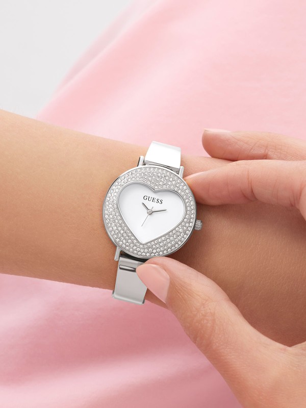 Guess Heartly GW0991L1 ženski trend sat u boji srebra sa motivom srca i cirkonima. Elegantno-romantičan dizajn za svakodnevno nošenje.