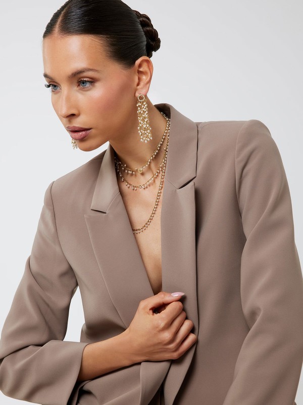 Guess ženske viseće minđuše Portovenere u boji žutog zlata sa elegantnim belim perlima. Sofisticiran nakit za posebne prilike i večernje kombinacije.