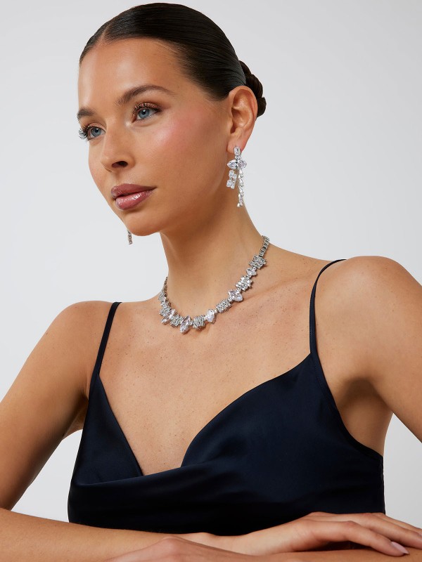 Guess ženska ogrlica Chandelier u boji srebra sa kristalima i cirkonima. Elegantna ogrlica koja savršeno upotpunjuje večernje i svečane kombinacije.