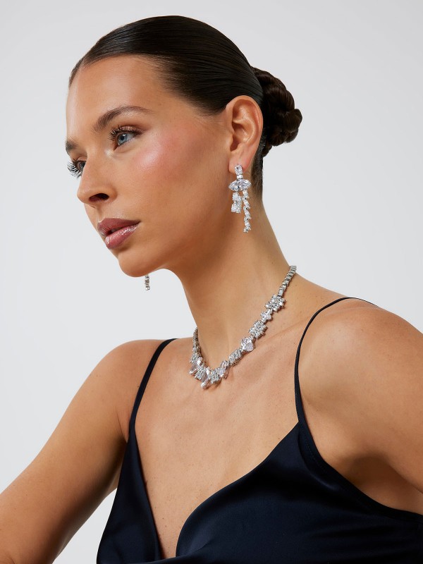 Guess viseće minđuše Chandelier u boji srebra sa kristalima i cirkonima. Elegantne i upečatljive minđuše za večernje kombinacije i posebne prilike.