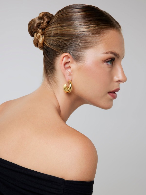 Guess ženske minđuše Berbera elegantne alke u boji žutog zlata. Lagane minđuše modernog dizajna, idealne za svakodnevno i večernje nošenje.