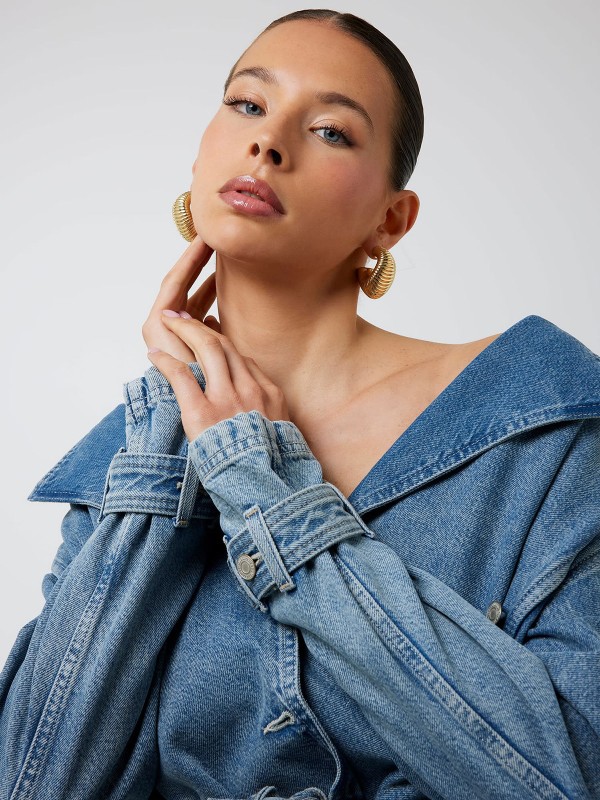 Guess ženske minđuše Berbera u boji žutog zlata. Elegantne i lagane minđuše upečatljivog dizajna, savršene za svakodnevne i večernje kombinacije.