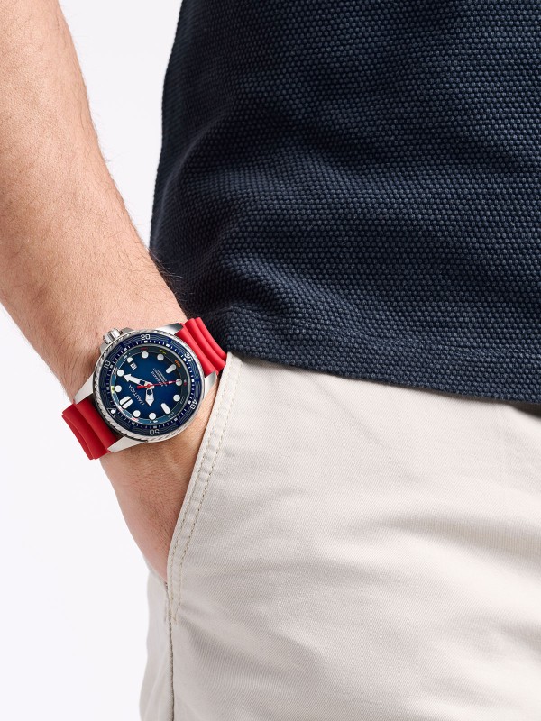 Nautica NCT Sea Dive muški automatik sat u box set pakovanju sa čeličnim kućištem, teget brojčanikom i dve silikonske narukvice za različite stilove.