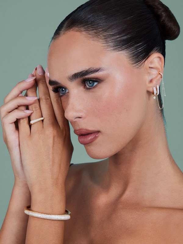 Elegantni GUESS prsten od srebra 925 s prevlakom od 18ct zlata, veličina 56. Savršen za savremeni, ženstveni stil.