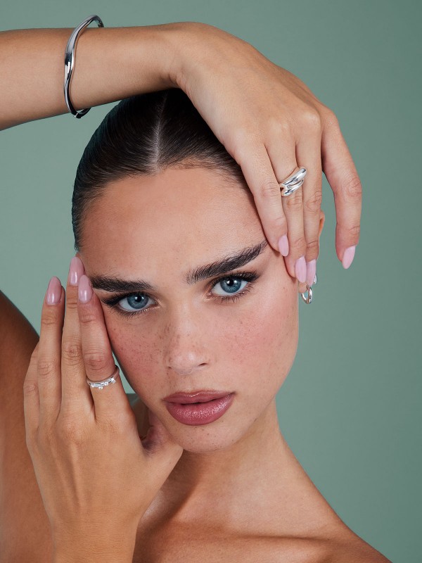 Elegantna GUESS FLUID narukvica od srebra 925, širine 8mm, savršen je izbor za savremene žene.
