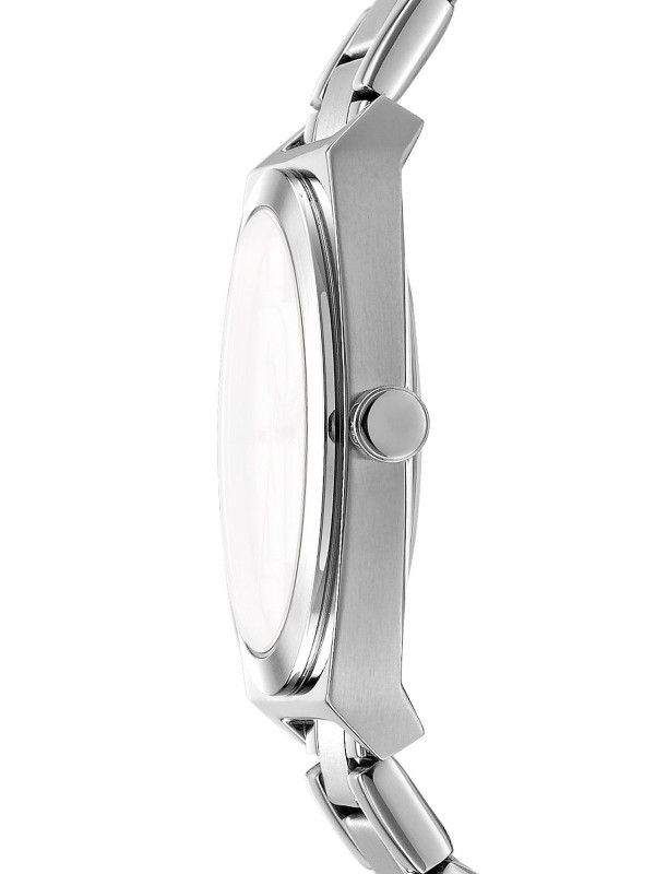 Elegantni DKNY ženski sat sa srebrnim kućištem i brojčanikom, čelična narukvica, vodootporan do 50m, prečnik 38mm. Idealno za svaki stil.
