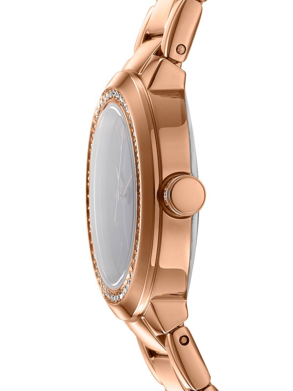 Elegantni DKNY ženski sat u boji roze zlata sa cirkonima, sivi brojčanik, čelična narukvica, vodootporan do 50m, prečnik 28mm.