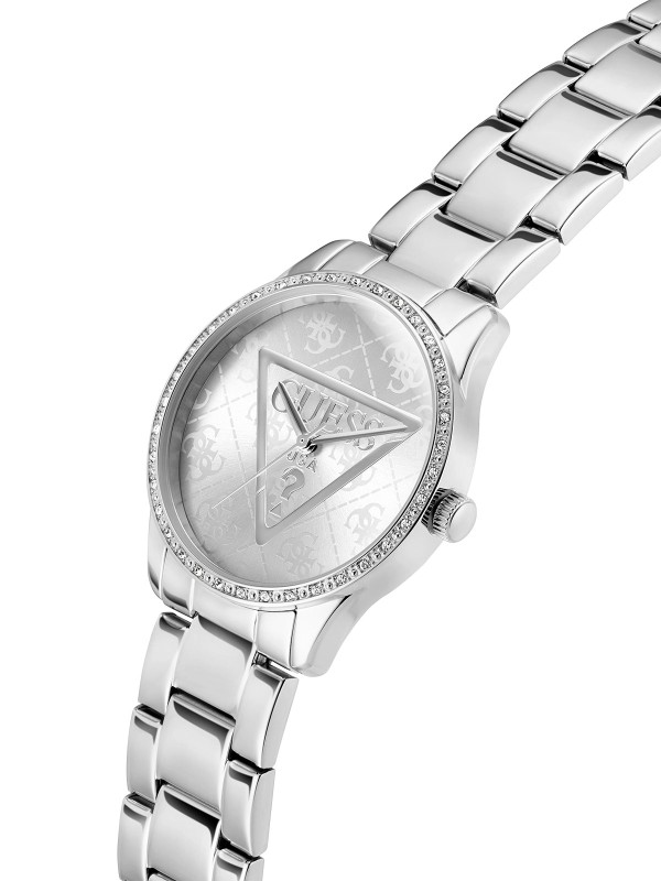 GUESS ROXY ženski sat u boji srebra sa brojčanikom koji krasi Guess trougao logo i 4G print u pozadini, ukrašen cirkonima. Kućište 36 mm, vodootpornost 30 m, moderan logo trend dizajn.