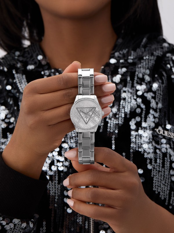 GUESS ROXY ženski sat u boji srebra sa brojčanikom koji krasi Guess trougao logo i 4G print u pozadini, ukrašen cirkonima. Kućište 36 mm, vodootpornost 30 m, moderan logo trend dizajn.