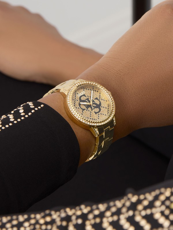 GUESS G LACE ženski trend sat u boji žutog zlata sa sjajnim 4G logom na brojčaniku i cirkonima na koroni, narukvici i brojčaniku. Kućište 34 mm, vodootpornost 30 m, ženstven i elegantan dizajn.