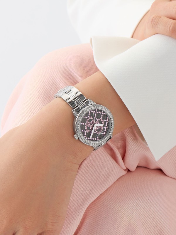 GUESS G LACE ženski trend sat u boji srebra sa sjajnim 4G logom na brojčaniku i cirkonima na koroni i narukvici. Kućište 34 mm, vodootpornost 30 m, elegantan i ženstven dizajn.