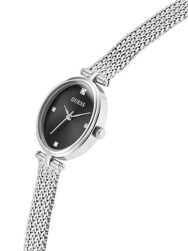 GUESS RUBY ženski elegantni sat ovalnog oblika u boji srebra sa crnim sunray brojčanikom i lab-dijamantom na poziciji 12h. Kućište 24 mm, mesh narukvica u boji srebra, vodootpornost 30 m.