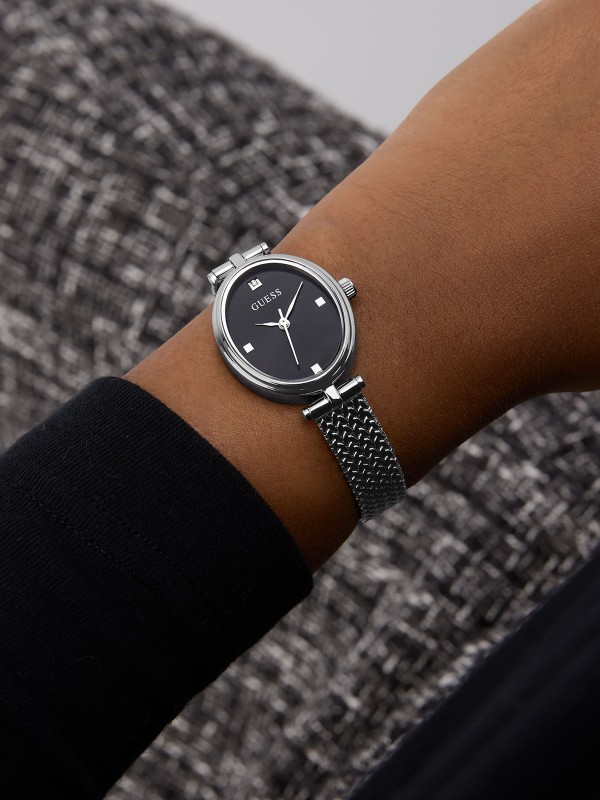 GUESS RUBY ženski elegantni sat ovalnog oblika u boji srebra sa crnim sunray brojčanikom i lab-dijamantom na poziciji 12h. Kućište 24 mm, mesh narukvica u boji srebra, vodootpornost 30 m.